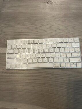 APPLE MAGIC KEYBOARD